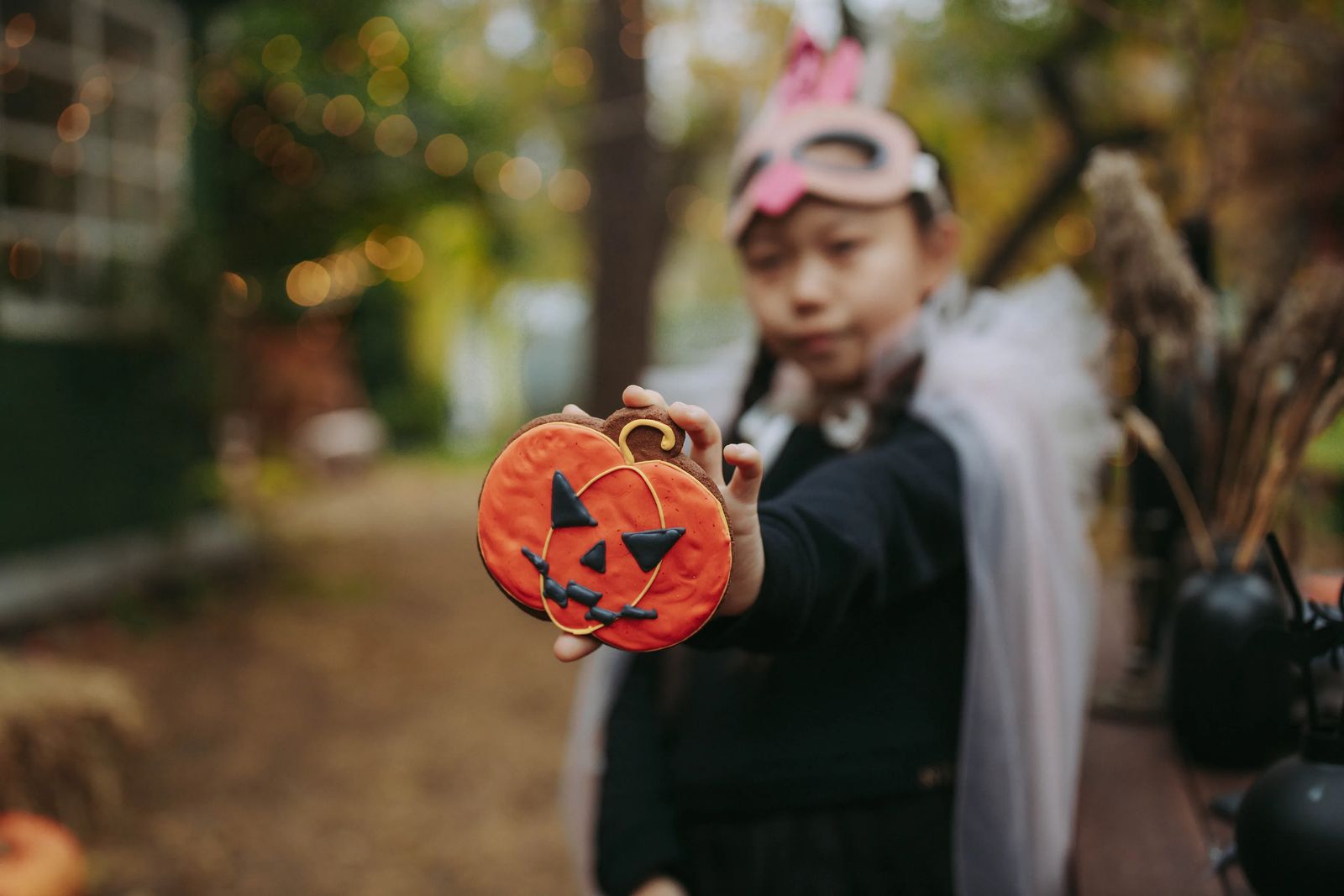 A woman saw a spooky monster behind the door - Playground